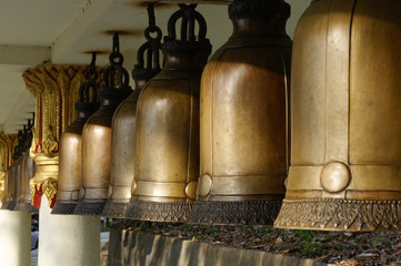 Fototapeta na wymiar Колокола в буддистском храме. Бангкок 