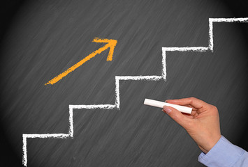 Fototapeta premium Der Weg zum Erfolg - Treppe mit Pfeil nach oben