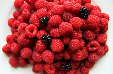 Plate of fresh raspberries 