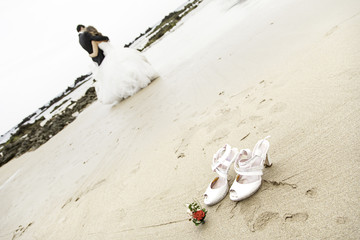 Obraz premium Grooms love sea