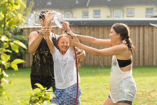 junge Familie spielt mit Wasser