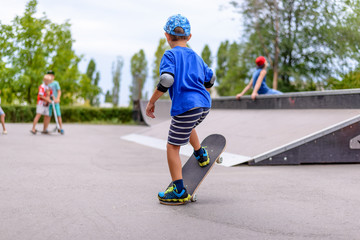 Little boy practicing on his skateboard © Daddy Cool