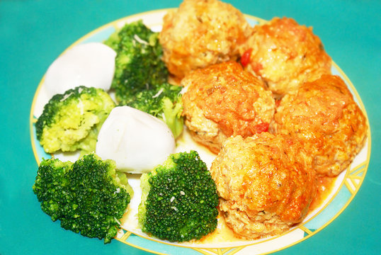 Fried meatballs with broccoli and egg