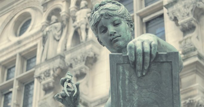 H&ocirc;tel de Ville de Paris - Statue - La science 4K