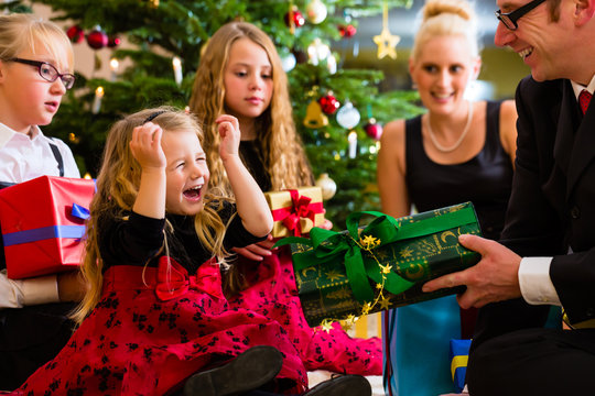 Familie an Weihnachten mit Geschenken zur Bescherung