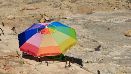 Kolorowy parasol plażowy - obrazy, fototapety, plakaty