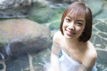 温泉に入る女性