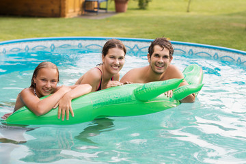 junge Familie entspannt im Pool