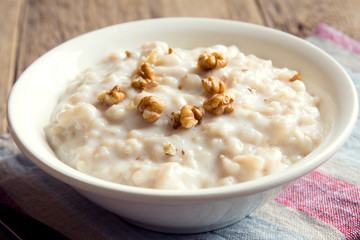 oatmeal porridge with walnuts