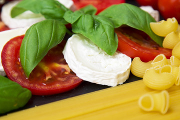 macaroni with cheese and tomato