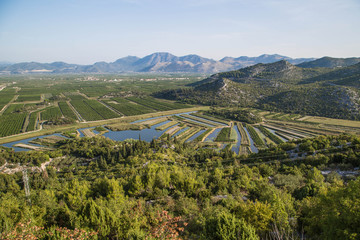 Hügellandschaft mit Landwirtschaft im mediterranen Süden