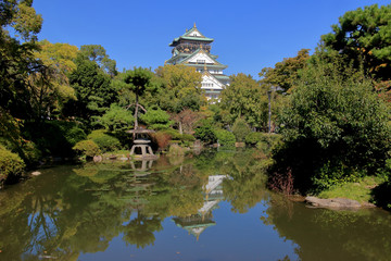 Fototapeta na wymiar 池泉庭園より望む大阪城
