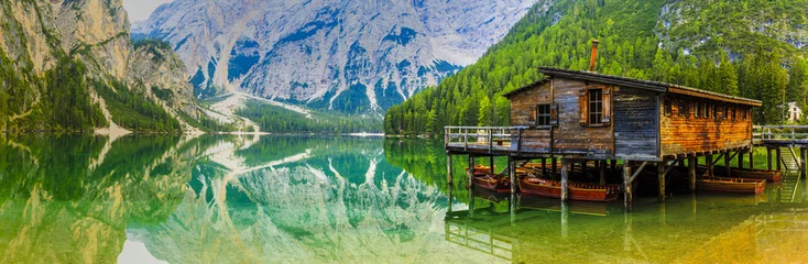 Papier Peint photo Dolomites Lac de Braies dans les montagnes des Dolomites, Sudtirol, Italie (Lago di Braies)