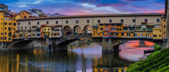 Schöne Aussicht auf den Sonnenuntergang der Brücke Ponte Vecchio, Florenz, Italien