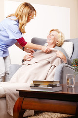 Obraz premium Home caregiver with old patient