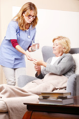 Obraz premium Home caregiver with old patient