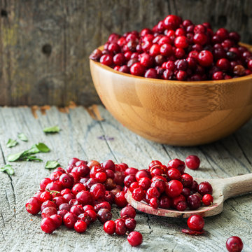 Preiselbeeren auf Holzgrund