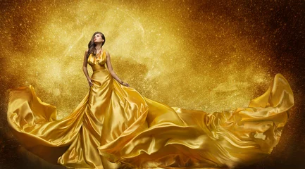 Goldmode-Modell-Kleid, Frau, goldenes Seidenkleid, fließender Stoff © inarik