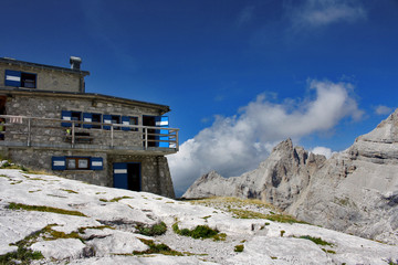 Fototapeta premium RIFUGIO 12 APOSTOLI SULLE DOLOMITI DEL BRENTA