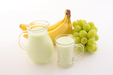 新鮮な果物とミルク