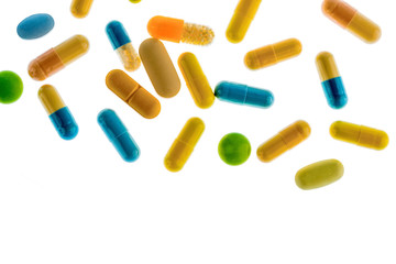 Tabletten auf hellem Hintergrund