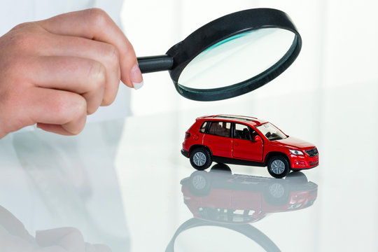Auto wird von Arzt untersucht