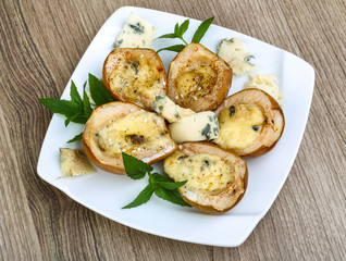 Baked pear with blue cheese