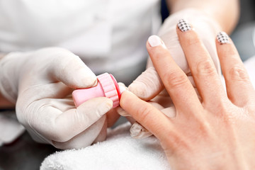 Wzorzysty manicure, pepitka na paznokciach