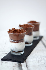 Dolce al cucchiaio cioccolato e yogurt
