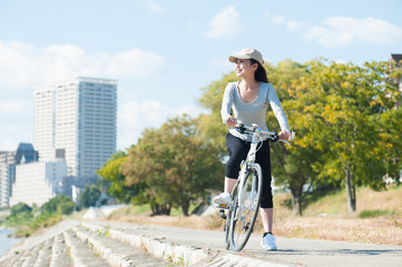 自転車に乗って遠くを見つめる女性