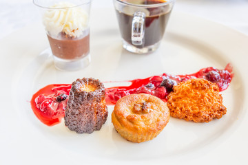 café gourmand, mousse au chocolat, cannelé, croquant