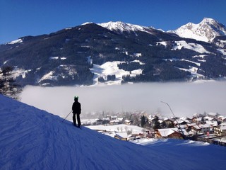 Nebel im Tal in den Alpen