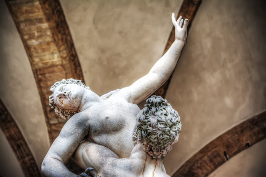 Ratto delle Sabine statue in Loggia de Lanzi in Florence