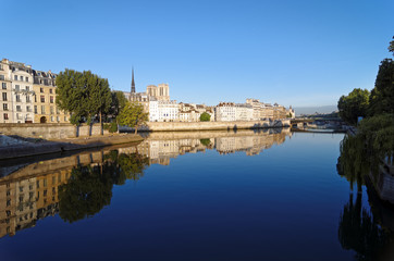 Fototapeta na wymiar La Seine et iles de Paris