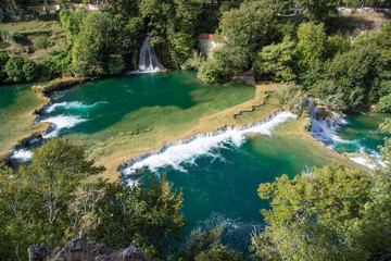 Naklejka na ściany i meble gigantisch azurblaue Wasserfälle und glasklares Türkises Wasser mit markanten Steinformationen