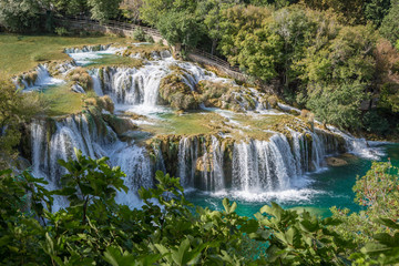 gigantisch azurblaue Wasserfälle und glasklares Türkises Wasser mit markanten Steinformationen