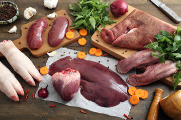 carne cruda frattaglie di maiale assortite su tavolo rustico - obrazy, fototapety, plakaty