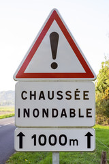 Attention, chauss&eacute;e inondable