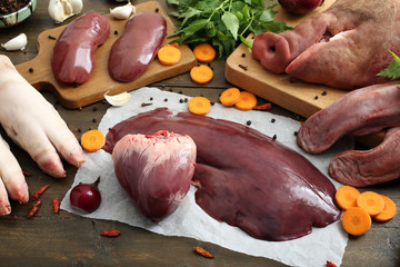 carne cruda frattaglie di maiale assortite su tavolo rustico - obrazy, fototapety, plakaty