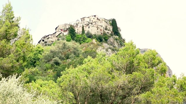 Village perch&eacute;