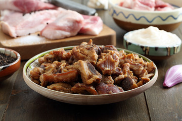 ciccioli di maiale sfondo rustico