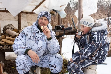 Papier Peint photo Lavable Chasser chasseur avec son fils pendant le repos sous tente de chasse
