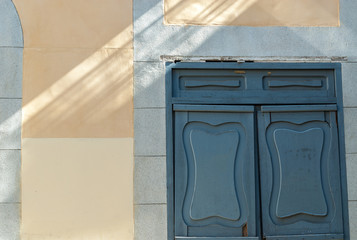 Obraz na płótnie Canvas shades on a modernist door in Toledo, Spain 