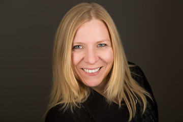 Naklejka premium Blonde Frau mit Mantel