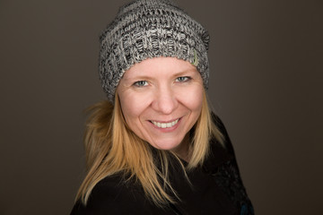 Blonde Frau mit Mütze