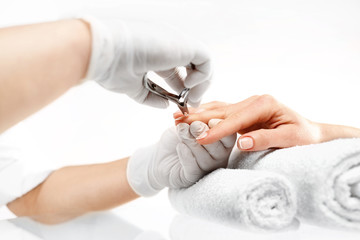 Manicure, wycinanie skórek, kobieta u kosmetyczki
