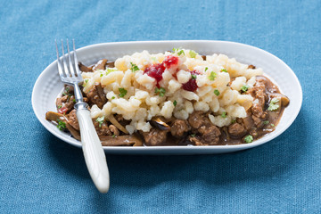 Spätzle  mit Sojagulasch,  vegan 