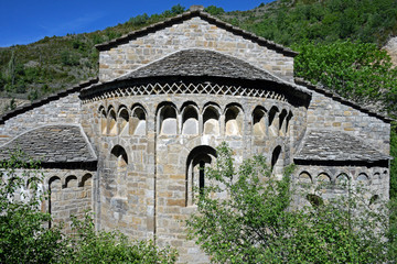 Fototapeta na wymiar Klosterkirche Santa Maria de Obarra von Osten