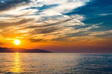 Tramonto in mezzo al mare