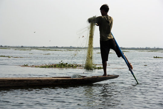 Birmanie, p&ecirc;cheur au filet sur le lac Inle